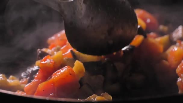 Geroosterde Groenten Koken Chef Roert Met Lepel Stomende Hete Pan — Stockvideo