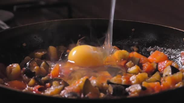 Cuenco Huevo Con Verduras Sartén Shakshuka Casero Chef Añade Huevo — Vídeo de stock