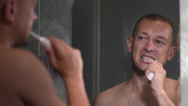 Портрет Молодої Людини Чистити Білі Зуби Сучасною Електричною Зубною Щіткою — стокове відео