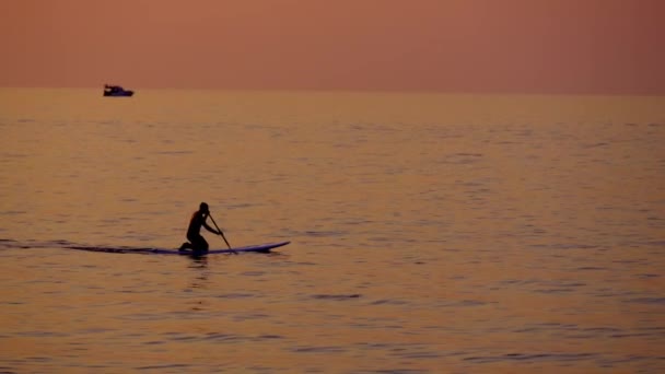 Der Mensch Reitet Bei Sonnenuntergang Auf Saft Boote Segeln Vorbei — Stockvideo
