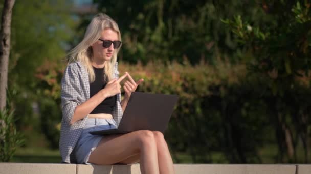 Freelance Mulher Mulher Negócios Usa Computador Portátil Enquanto Sentado Banco — Vídeo de Stock