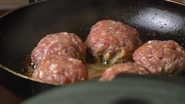 Hambúrgueres Carne Forma Costeleta Sendo Raso Frito Óleo Frigideira Perto — Vídeo de Stock