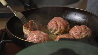 Et köftesi ya da pirzola şeklinde köfte kızartma tavasında yağda kızartılıyor, yakın çekim. Pirzolaların Rusça ya da Lehçe versiyonu: kotlety. Ev yemeği, kıymalı ekmek..