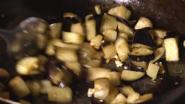 Patlıcan Kızartma Tavasında Kızartılmış Haşlanmış Vejetaryen Viyana Yemeği Aşçı Patlıcan — Stok video