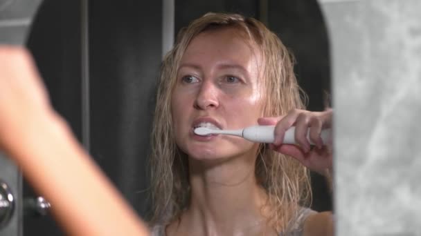 Портрет Молодої Жінки Яка Чистить Білі Зуби Сучасною Електричною Зубною — стокове відео