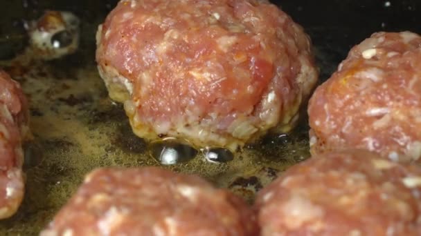 Burger Daging Atau Roti Potong Berbentuk Dangkal Digoreng Dalam Minyak — Stok Video
