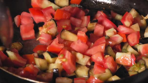 Cocinar Verduras Asadas Chef Agita Con Cuchara Una Sartén Caliente — Vídeo de stock