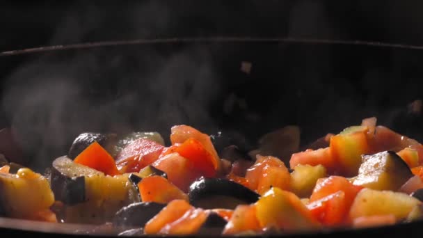 Gotowanie Pieczonych Warzyw Szef Kuchni Miesza Łyżką Gorącą Patelnię Kuchnia — Wideo stockowe