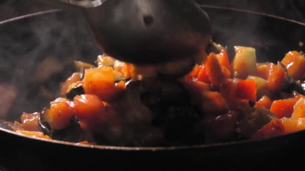 Готовить Жареные Овощи Шеф Повар Шевелится Ложкой Раскаленную Сковороду Азиатская — стоковое видео
