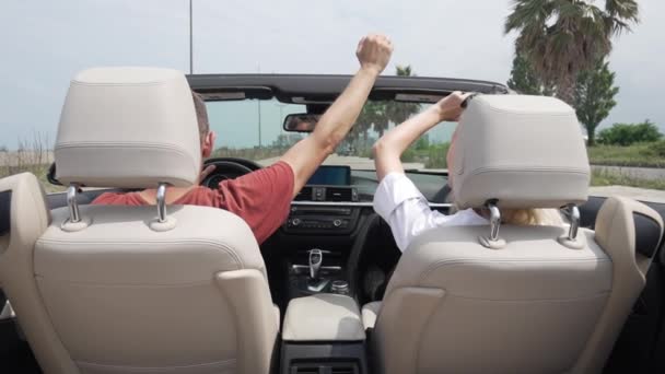 Pasangan Berkencan Naik Mobil Konvertibel Anak Muda Bernyanyi Dan Menari — Stok Video