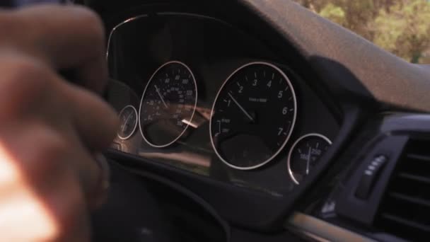 車輪のドライバー手でインテリアから高速ビューで夜間の車の動き スピードライフの概念 モダンカーのダッシュボード 中から車からの眺め — ストック動画