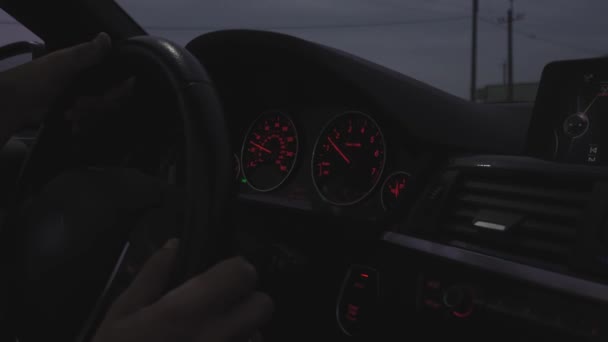 汽车夜间从车内高速行驶 司机手握方向盘 速度生活的概念 现代汽车仪表盘 从车内看 — 图库视频影像