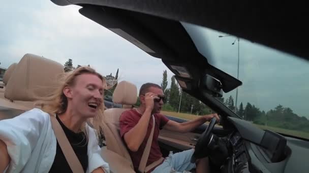 Dating Couple Rides Convertible Car Young People Singing Dancing Seat — Stock Video