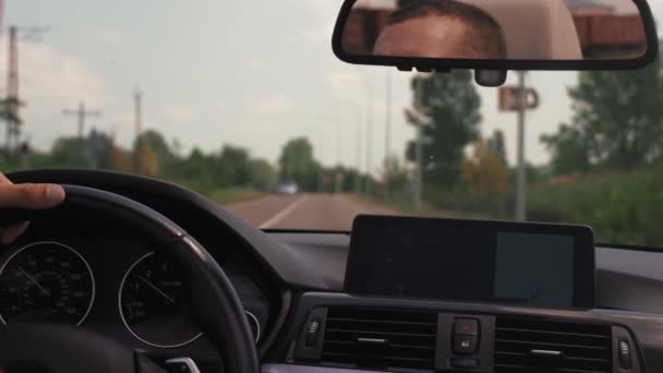 Κίνηση Του Αυτοκινήτου Μεγάλη Ταχύτητα Θέα Από Διαμέρισμα Επιβατών Χέρια — Αρχείο Βίντεο
