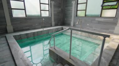 Tskhaltubo, Georgia 'da modern rodon havuzlarında kaplıca, jeotermal su. Son model sıcak jeotermal su banyosu..