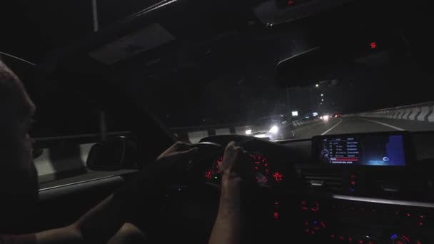 Movimento Carro Noite Vista Alta Velocidade Interior Com Mãos Motorista — Vídeo de Stock