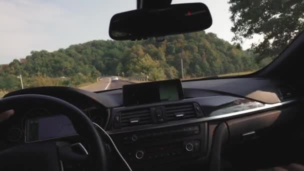 Κίνηση Του Αυτοκινήτου Μεγάλη Ταχύτητα Θέα Από Διαμέρισμα Επιβατών Χέρια — Αρχείο Βίντεο