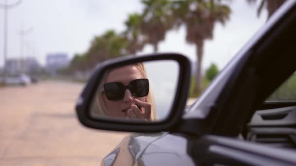 Mooie Vrouw Met Blond Haar Drijvende Auto Verft Haar Lippen — Stockvideo