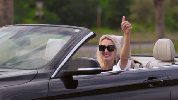 Erwachsene Blonde Frau Gibt Daumen Nach Oben Während Sie Cabrio — Stockvideo