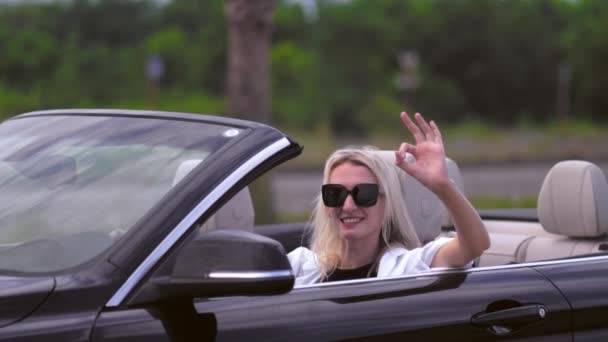 Ενηλίκων Ξανθιά Γυναίκα Δίνει Αντίχειρες Επάνω Ενώ Κάθεται Μετατρέψιμο Αυτοκίνητο — Αρχείο Βίντεο