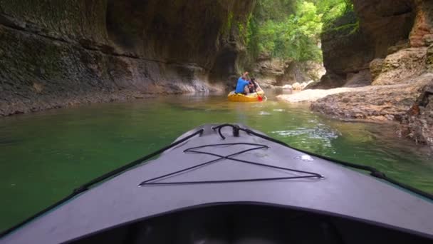 관광객은 조지아 마트빌리 캐년을 보트에 아름다운 청록색 바다와 보트에서 수있는 — 비디오