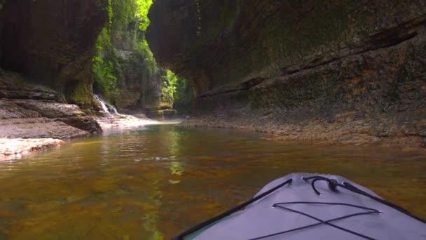 Turistler Tekneyle Matvili Kanyonu Georgia Dan Geçiyorlar Güzel Manzaralı Turistik — Stok video