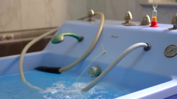 ジョージア州ツクハルトボの近代的なロドン風呂の地熱水 最先端の温泉地熱水浴場 — ストック動画