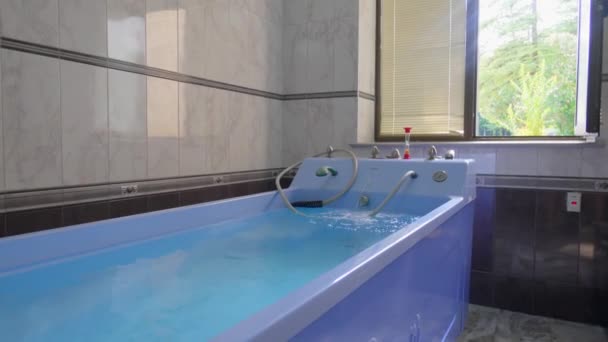 ジョージア州ツクハルトボの近代的なロドン風呂の地熱水 最先端の温泉地熱水浴場 — ストック動画