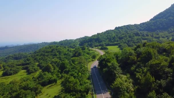Légi Kilátás Kabrió Autó Vezetés Végig Országúton Erdő Hegyekben Grúzia — Stock videók