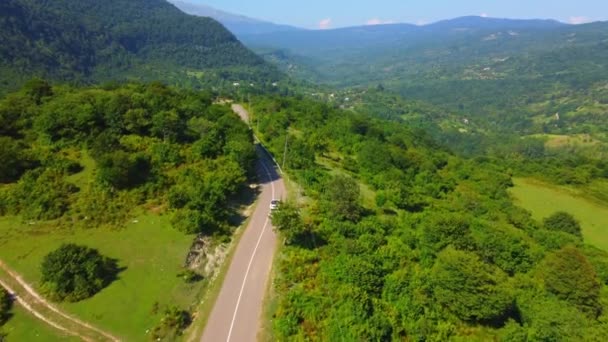 Gürcistan Dağlarında Yazın Güneşli Bir Günde Orman Yolunda Giden Üstü — Stok video