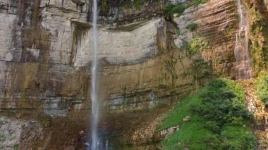 Hinchkha ya da Martvili şelalesinin insansız hava aracı görüntüsü. Grozia 'da turistik bir yer. Ülkedeki en yüksek şelalelerden biri..