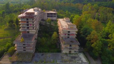 Georgia, Tskhaltubo 'daki terk edilmiş Sovyet sanatoryumunun ayrıntıları. Tskaltubo, Sovyet zamanında önemli bir balneoloji merkeziydi. Tarihi terk edilmiş sanatoryum. İHA yüksekliğinden görüntüle