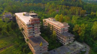 Georgia, Tskhaltubo 'daki terk edilmiş Sovyet sanatoryumunun ayrıntıları. Tskaltubo, Sovyet zamanında önemli bir balneoloji merkeziydi. Tarihi terk edilmiş sanatoryum. İHA yüksekliğinden görüntüle