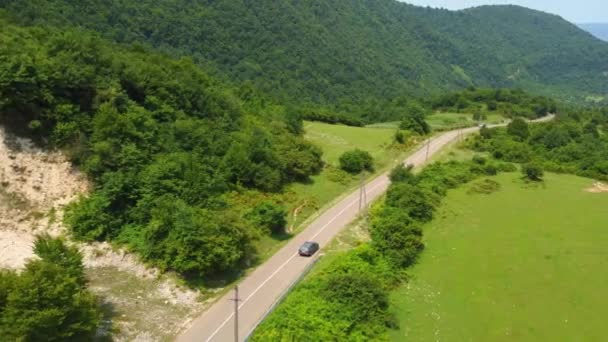 Letecký Pohled Auto Jedoucí Venkovské Silnici Lese Horách Gruzie Létě — Stock video