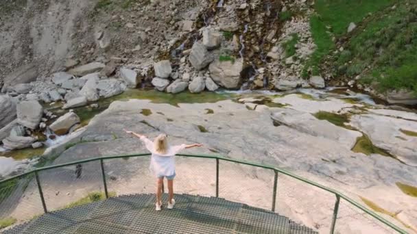 Vista Drone Mulher Levantando Mãos Convés Observação Cachoeira Hinchkha Martvili — Vídeo de Stock