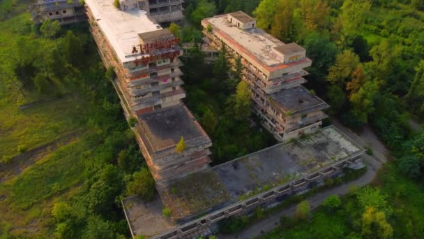 조지아 Tskhaltubo에서 버려진 요양소의 Tskaltubo는 시대에 중요한 리조트였다 역사적인 버려진 — 비디오