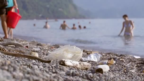 Ökologie Plastikmüll Umweltnotstand Und Wasserverschmutzung Konzept Der Ökologie Menschen Schwimmen — Stockvideo