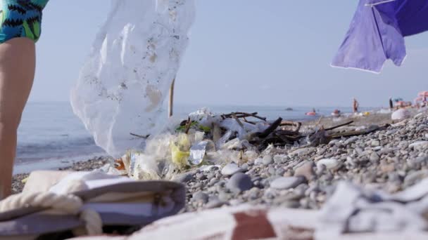 Freiwillige Aktivisten Sammeln Müll Sauber Küstenbereich Des Strandes Frau Legt — Stockvideo
