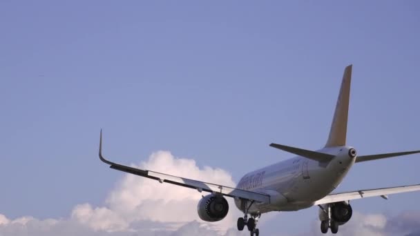 Batumi Geórgia 2023 Julho Avião Pouso Contra Colorido Céu Azul — Vídeo de Stock
