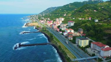 Türkiye 'nin Karadeniz kıyılarının insansız hava aracı görüntüsü. Trabzon, Rize. Türkiye 'nin deniz kıyısında dağları ve camii olan bir şehir. Sıradan bir şehir ya da kasaba. Karadeniz.