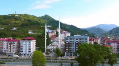 Türkiye 'nin küçük bir kentinde büyük bir cami ya da Müslüman bölgesinde bir köy. Camiler, İHA 'nın yardımıyla yapılan video, yol kenarında, arabalar için otoyol. Türk Kültürü.