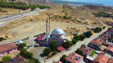 Türkiye 'nin küçük bir kentinde büyük bir cami ya da Müslüman bölgesinde bir köy. Camiler, İHA 'nın yardımıyla yapılan video, yol kenarında, arabalar için otoyol. Türk Kültürü.