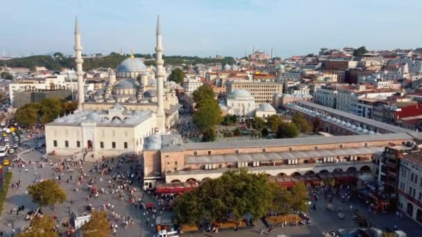 トルコまたはニューモスクのイスタンブールのエミノスカンタカ地区のドローンビュー オスマン モスク建築 元コンスタンティノープルの高さや空気からの眺め 観光地の観光客 イスラム教 — ストック動画