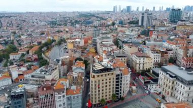İstanbul 'un Avrupa yakasındaki eski evler ve camiler, insansız hava aracı manzarası. İstanbul 'un tarihi dairesinde, eski kentte düşük katlı evler. Turuncu çatıları fayanslardan yapılmış tarihi bir yer..