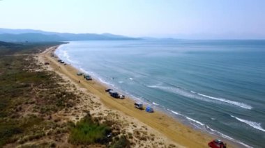 İHA görüntülü karavanlar sahil şeridinin yakınındaki kamp otoparkında. Aile karavanı deniz kenarında. Denize Yolculuk Yaşam Tarzı. Türkiye kıyısı boyunca Campervan. Karavan otoparkı. Kamp alanı.