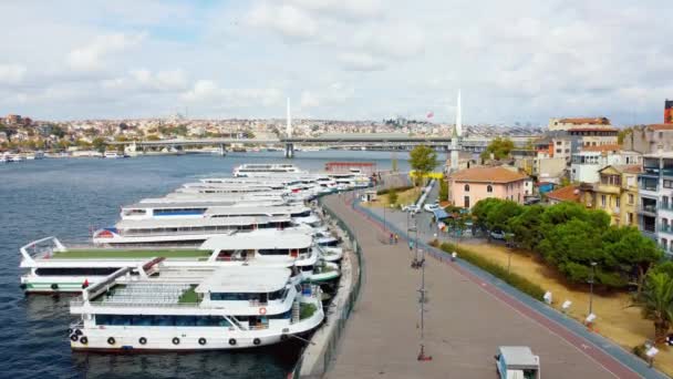 上からのマリーナと喜びのボートのドローンビュー イスタンブールのボスポラスでの公共交通機関 ヨットや小型ボートのためのバースやアクセサリー トルコ — ストック動画