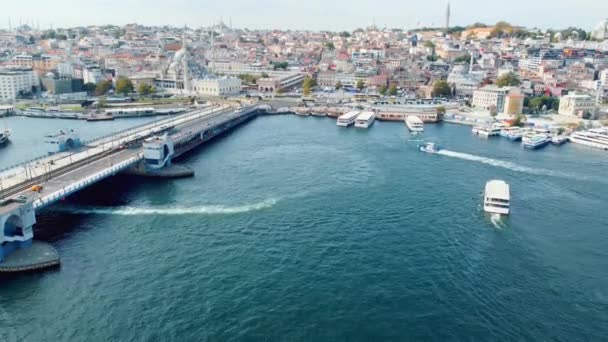 トルコのイスタンブールのドローンビュー ボスポラス海峡に沿った自動車 ボート 船の移動 ボスポラスを通る船の航海 ゴールデンホーン 都市の旅客と水上レクリエーション輸送 — ストック動画