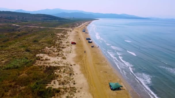海岸沿いのビーチ近くのキャンプの駐車場でドローンビューRv ファミリーキャラバン 海で車輪で 海へのライフスタイルの旅 トルコの海岸に沿ったキャンパーバン カラバンニング駐車場 キャンプ場 — ストック動画