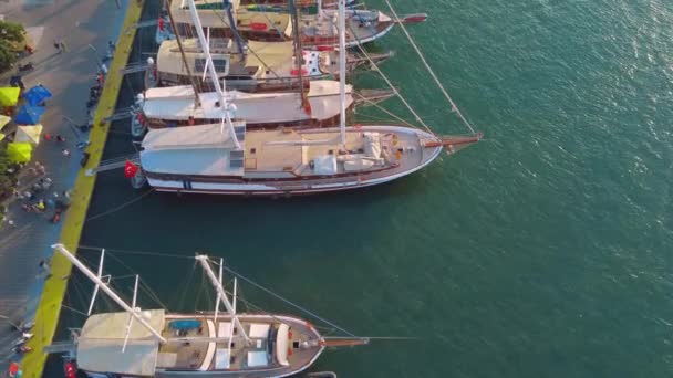 ボドルムビーチ エーゲ海 マリーナ トルコの都市の帆船を表示します ハーバーの空からの眺め マリーナのさまざまな種類の豪華な帆船 クルーズ港 南西港 サンセットベイのヨット — ストック動画
