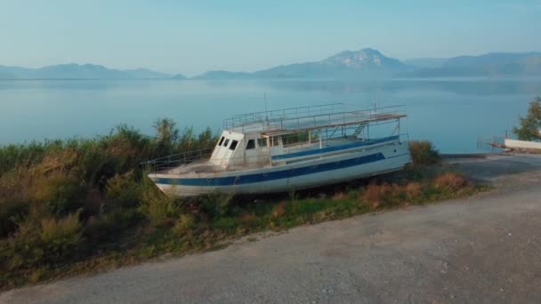 Eski Terk Edilmiş Zevk Manzarası Göl Kıyısındaki Balıkçı Teknesi Dağlara — Stok video